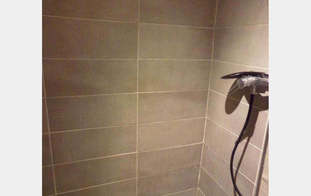 IMMOBILIER ET FINANCE : Apartment | NIMES (30000) | 61 m2 | 700 € 