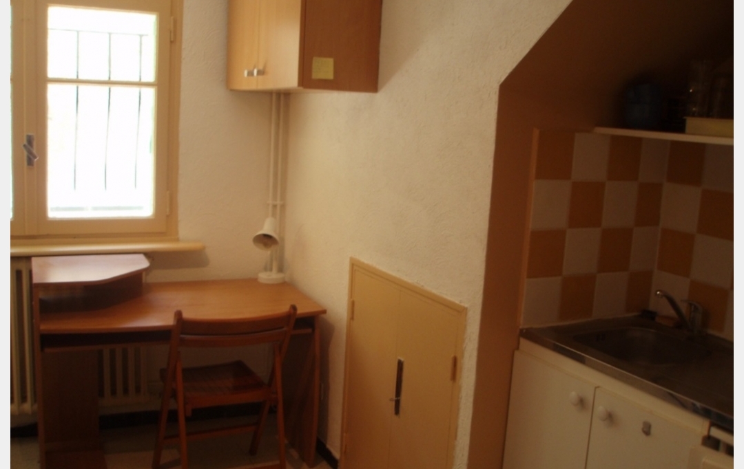 IMMOBILIER ET FINANCE : Appartement | NIMES (30000) | 18 m2 | 330 &euro; 