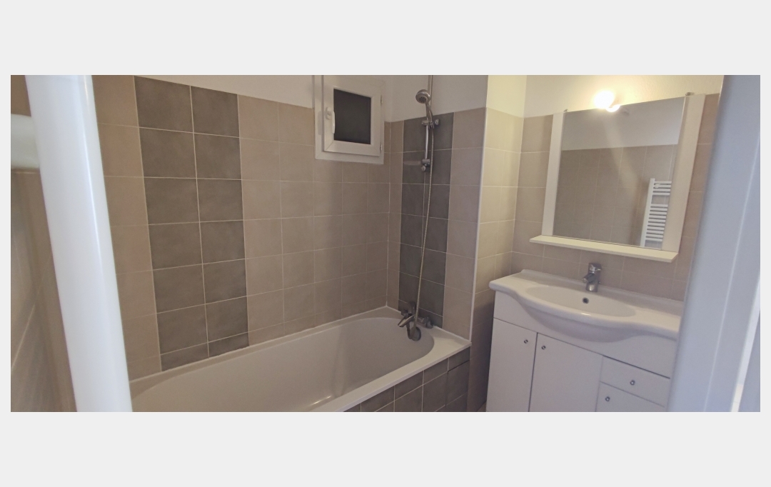 IMMOBILIER ET FINANCE : Appartement | NIMES (30000) | 60 m2 | 850 € 