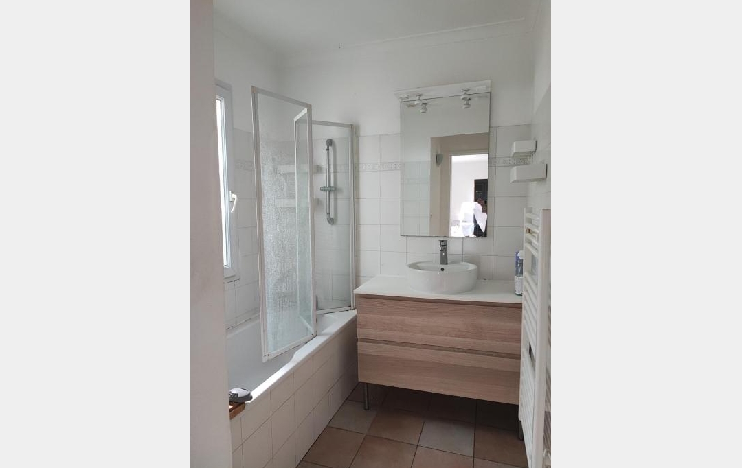 IMMOBILIER ET FINANCE : Maison / Villa | NIMES (30000) | 64 m2 | 1 075 € 