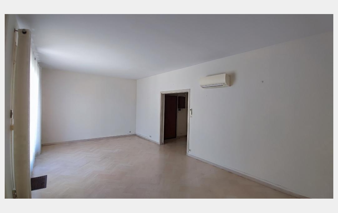 IMMOBILIER ET FINANCE : Appartement | NIMES (30000) | 94 m2 | 1 250 € 