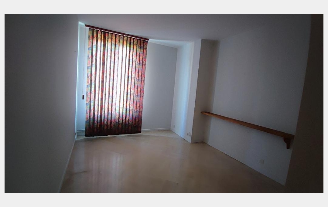 IMMOBILIER ET FINANCE : Appartement | NIMES (30000) | 94 m2 | 1 250 € 