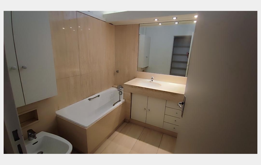 IMMOBILIER ET FINANCE : Appartement | NIMES (30000) | 94 m2 | 1 250 € 