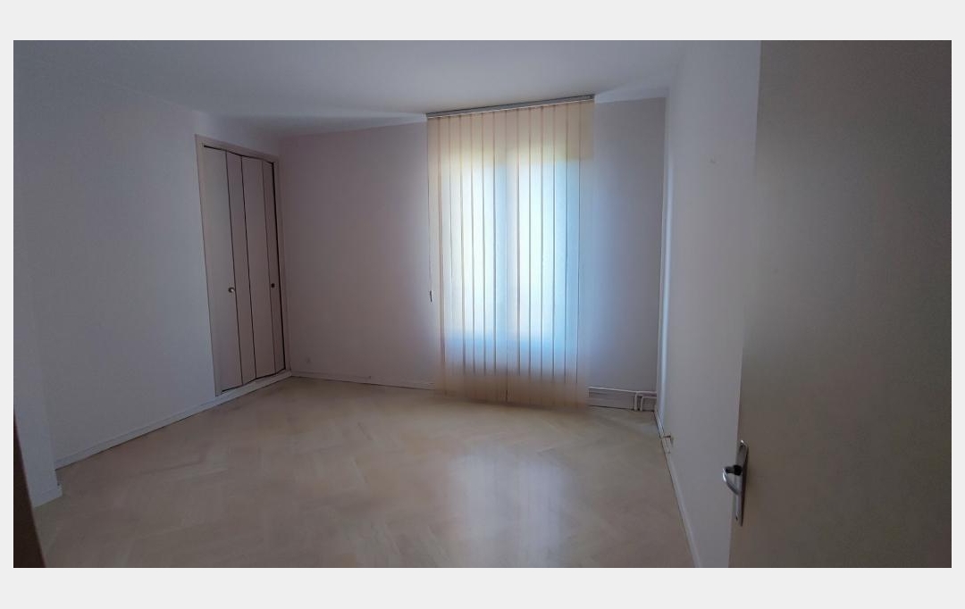 IMMOBILIER ET FINANCE : Appartement | NIMES (30000) | 94 m2 | 1 250 € 