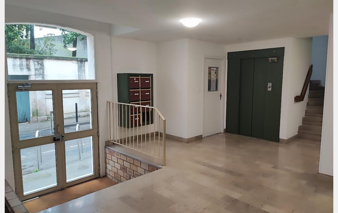 IMMOBILIER ET FINANCE : Appartement | NIMES (30000) | 94 m2 | 1 250 € 