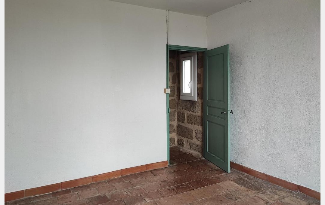 IMMOBILIER ET FINANCE : Maison / Villa | UZES (30700) | 39 m2 | 510 € 