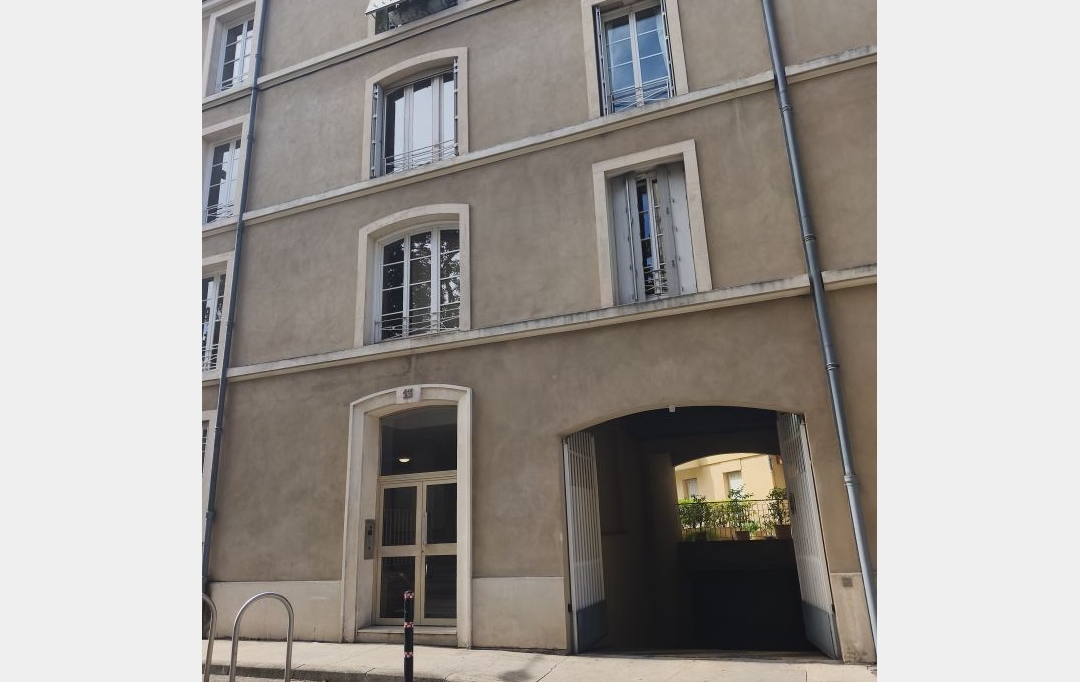 IMMOBILIER ET FINANCE : Apartment | NIMES (30000) | 94 m2 | 950 € 
