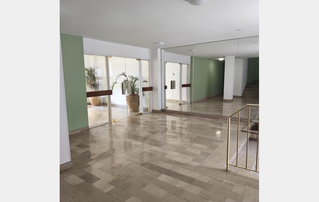 IMMOBILIER ET FINANCE : Apartment | NIMES (30000) | 94 m2 | 950 € 