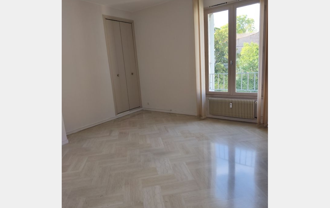 IMMOBILIER ET FINANCE : Apartment | NIMES (30000) | 94 m2 | 950 € 