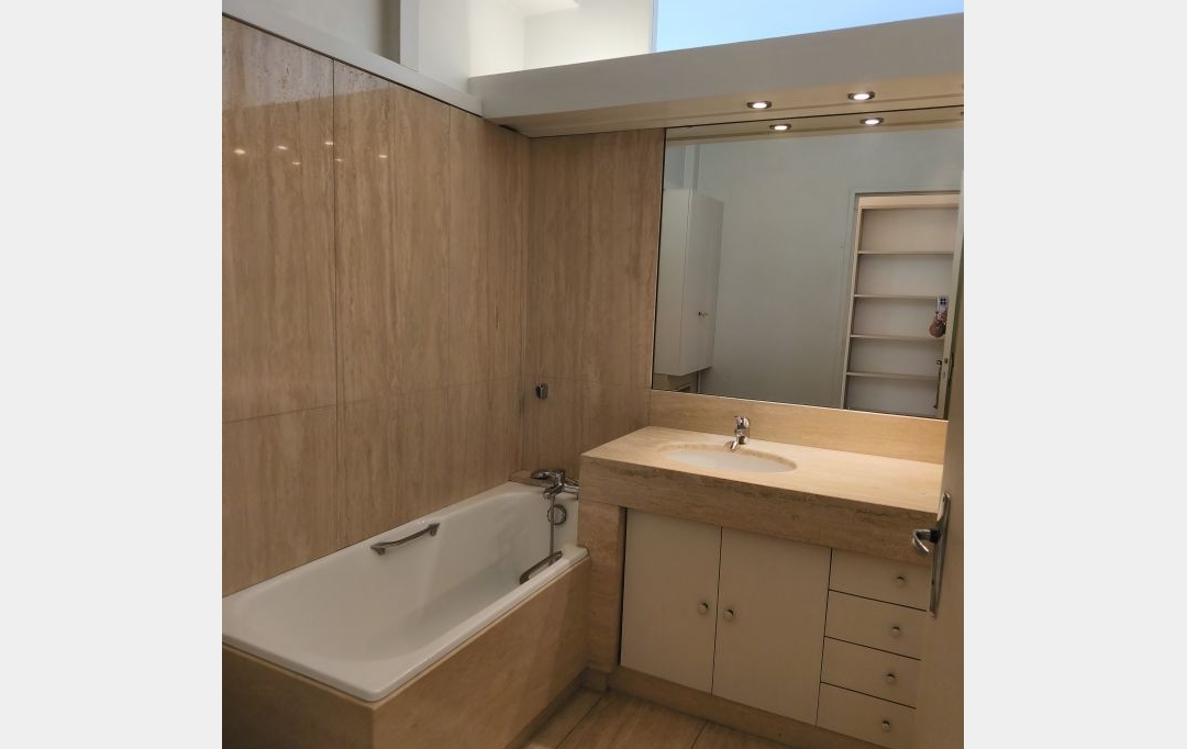 IMMOBILIER ET FINANCE : Apartment | NIMES (30000) | 94 m2 | 950 € 