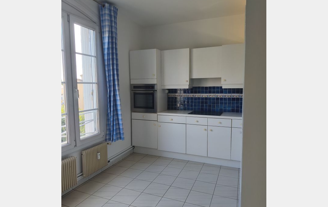 IMMOBILIER ET FINANCE : Apartment | NIMES (30000) | 94 m2 | 950 € 