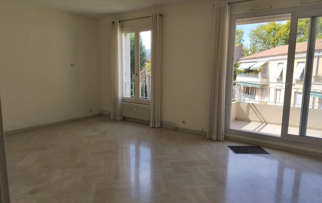 IMMOBILIER ET FINANCE : Apartment | NIMES (30000) | 94 m2 | 950 € 