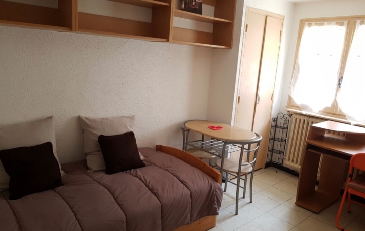 Studio   NIMES  18 m2 330 € 